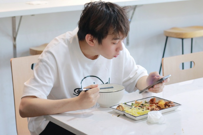 小麒麟相馆：全员晚饭返图