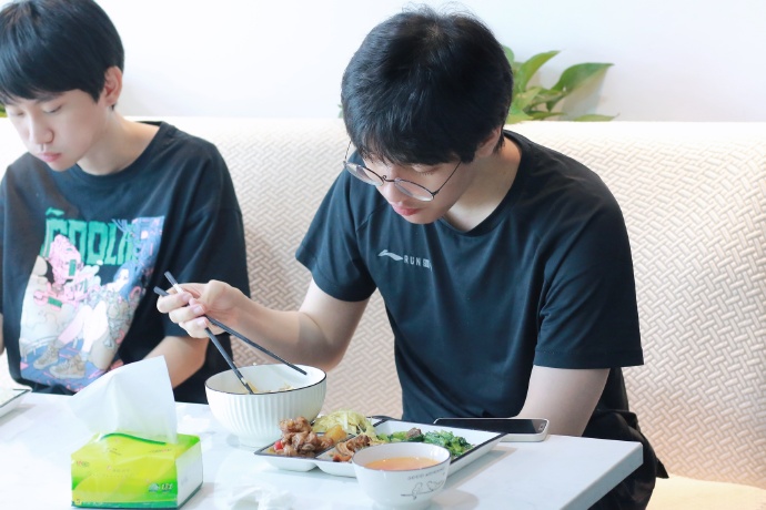 小麒麟相馆：全员晚饭返图