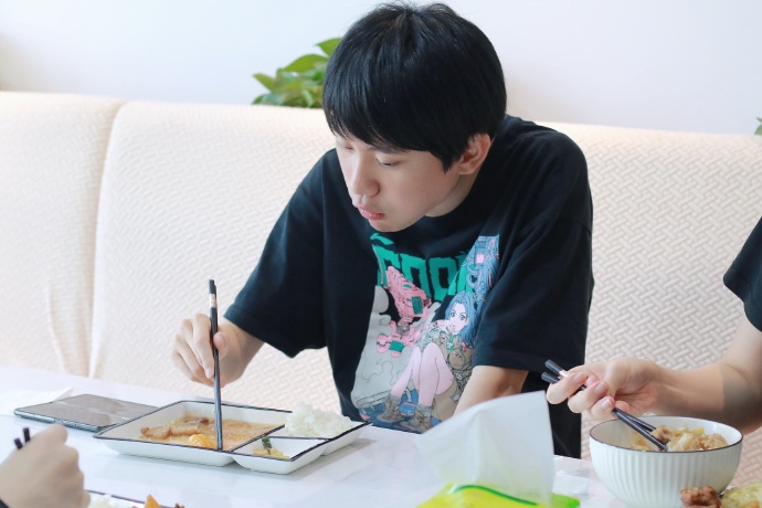 小麒麟相馆：全员晚饭返图