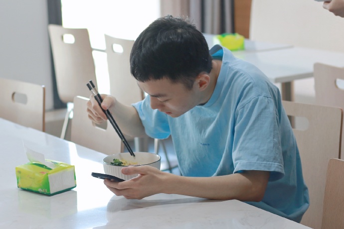 小麒麟相馆：全员晚饭返图