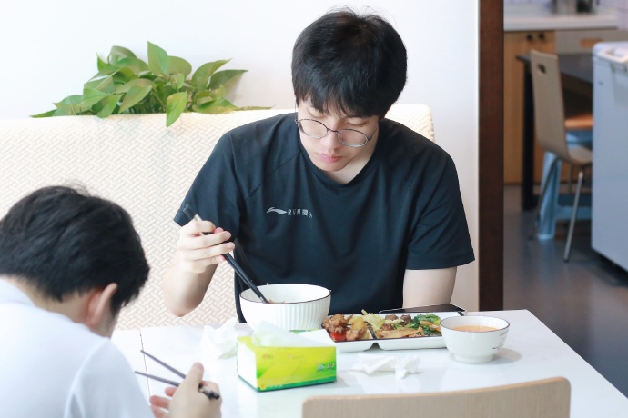 小麒麟相馆：全员晚饭返图