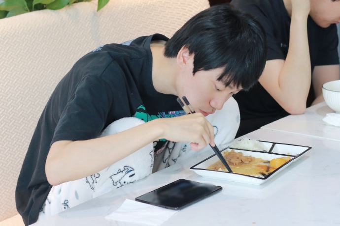 小麒麟相馆：全员晚饭返图