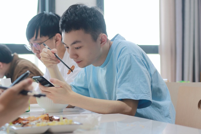 小麒麟相馆：全员晚饭返图