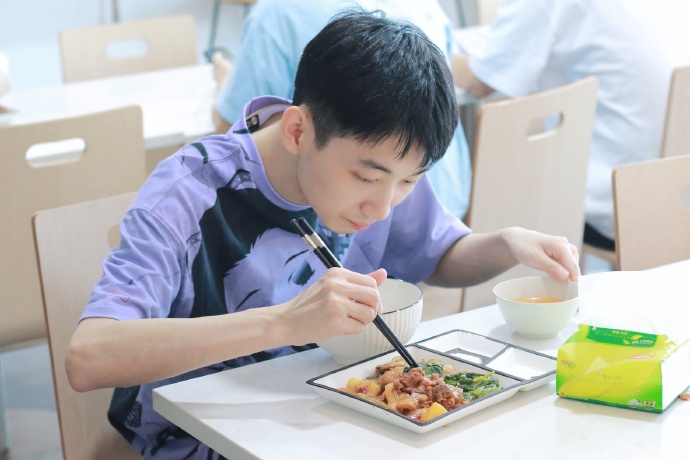 小麒麟相馆：全员晚饭返图