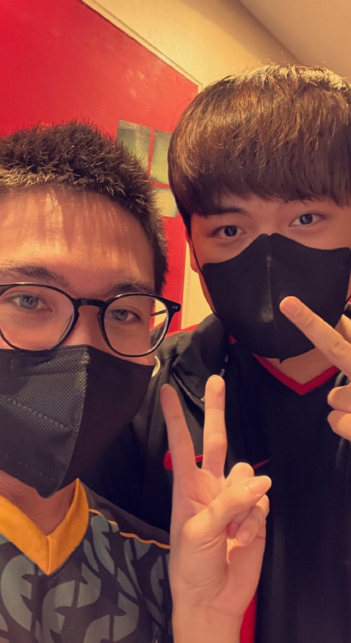 EG分享：Danny God与Gumayusi合照