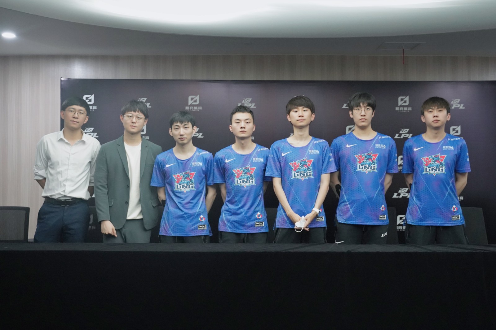 LNG赛后群访 Doinb：我和Crisp solo 把他暴打了